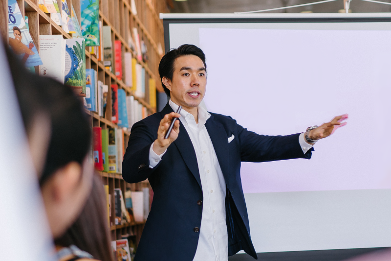 teacher teaching 世界杯2022赛程表淘汰赛
 using a projector